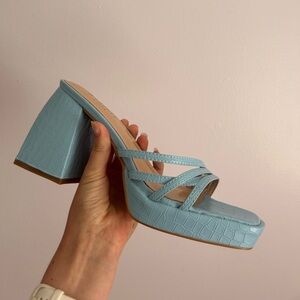 SIZE 9 BLUE CHUNKY HEEL